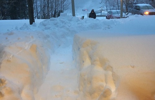 North Troy Condo | Beautiful 3 BR ski In Trailside condo. Steps away from WaterPark & Ice Rink