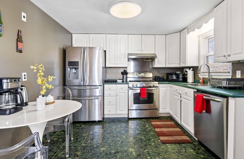 Waltham Apartment | Beautiful 3BD/1BA apartment W Parking 6274
