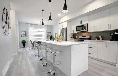 Southeast Calgary House | Beautiful 3bed~close to Spruce Meadows~20% off weekly &25% off in October stays!