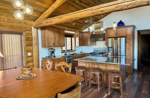 Ennis House | Beautiful 3bedroom log home w/breathtaking views in Madison Valley near Ennis,MT