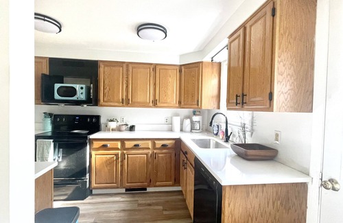 Brunswick House | Beautiful 3BR Home with Office in Town of Brunswick with King beds