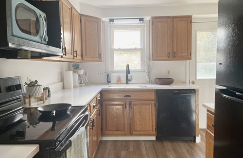 Brunswick House | Beautiful 3BR Home with Office in Town of Brunswick with King beds