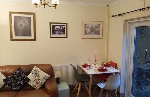 Wolverhampton Apartment | Beautiful 4-bed Apartment in Wolverhampton
