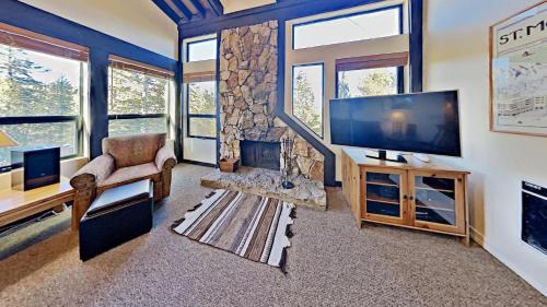 Mammoth Lakes Apartment | Beautiful 4 Bed Condo with Top Of The Hill Views!