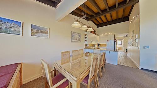 Mammoth Lakes Apartment | Beautiful 4 Bed Condo with Top Of The Hill Views!