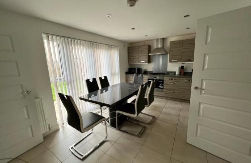 Niddrie House | Beautiful 4-Bedroom House with Private Garden & Parking