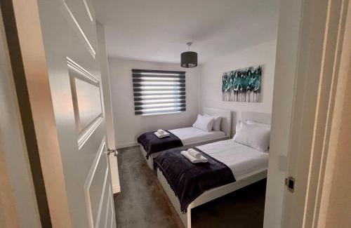 Niddrie House | Beautiful 4-Bedroom House with Private Garden & Parking