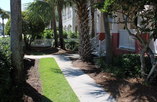 Emerald Waters Village House | Beautiful 4-br 3 king beds, 20 seconds to beach, community pool