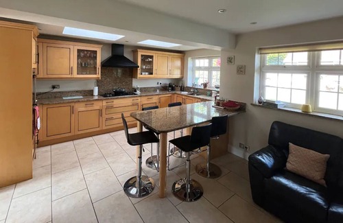 Coombe Hill Apartment | Beautiful 4BD House with Large Garden - Kingston!