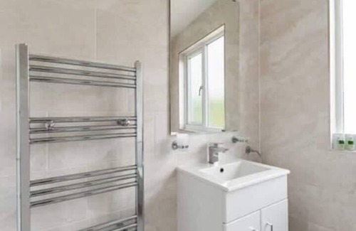 Figge's Marsh House | Beautiful 4BR Home in Mitcham With Garden