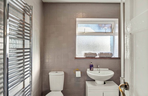 Aylesbury House | Beautiful 5 Bedroom House Free Parking, Aylesbury