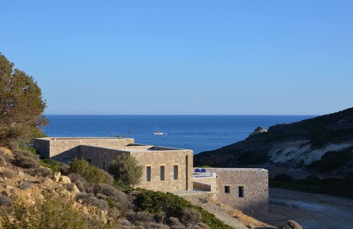 Milos Villa | Beautiful 5-bedroom villa, secluded in a small valley near the sea