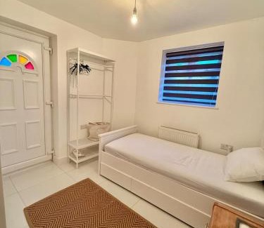 Wormholt and White City House | Beautiful 5 bedroom house in central london