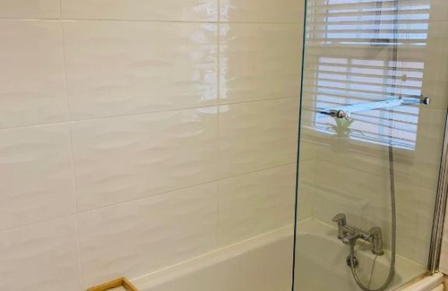 Biddenham House | Beautiful 5 Bedroom Townhouse, Private rooms in Bedford