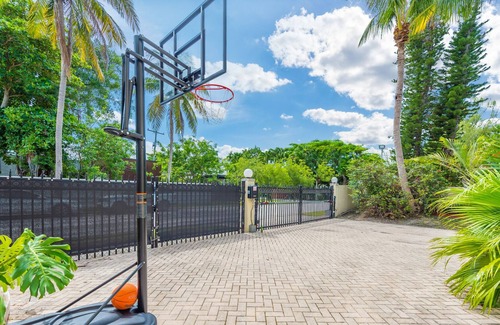 Seybold Villa | Beautiful 7 Bedroom Villa with Pool, Basketball & Movie Theater! Fits 18!