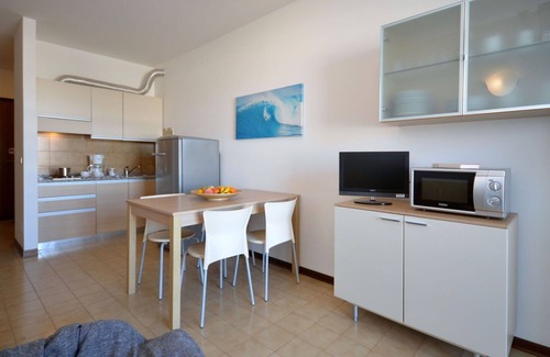 Lignano Sabbiadoro Apartment | Beautiful apartment for 4 people with pool, A/C, TV, terrace, pets allowed and parking