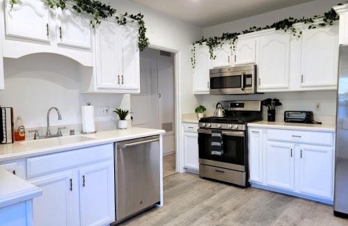 Pico - Robertson House | Beautiful and spacious 2 bedroom home in an excellent location near LACMA Acadamy Awards Museum Peterson Museum and more