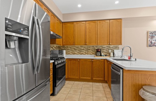 Brampton House | Beautiful and Spacious ~ 5 BR, 3.5 WR ~ Brampton