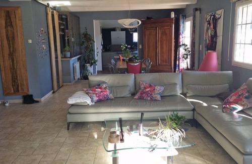 Le Thor House | Beautiful and spacious property with pool, garden and trees