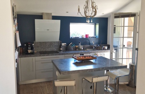 Le Thor House | Beautiful and spacious property with pool, garden and trees