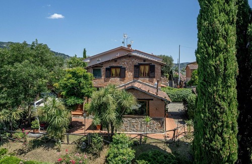 Buggiano Villa | Beautiful apartment in villa with pool, WIFI, A/C, TV, pets allowed, panoramic view and parking