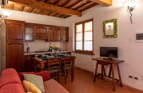 Massa Marittima House | Beautiful apartment in villa for 4 guests with A/C, WIFI, TV, terrace, pets allowed and parking