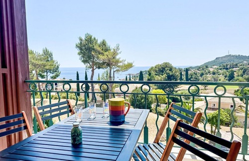 Le Dramont Apartment | Beautiful apartment for 6 guests with pool, WIFI, TV, patio, pets allowed and parking