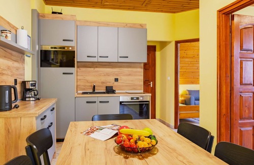 Balatonszarszo Apartment | Beautiful apartment for 10 guests with WIFI, A/C, TV and terrace