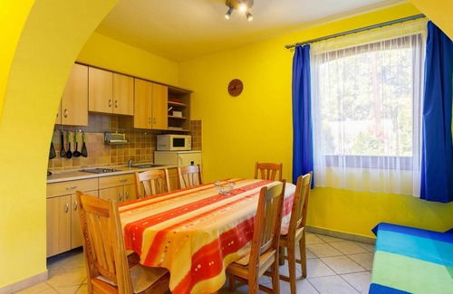 Balatonszarszo Apartment | Beautiful apartment for 10 guests with WIFI, A/C, TV and terrace