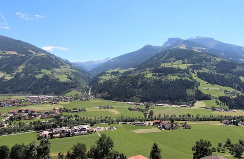 Zillertal Apartment | Beautiful apartment for 12 guests with TV, balcony and parking
