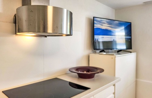 Gordola Apartment | Beautiful apartment for 2 people with WIFI, A/C, TV, patio, pets allowed and panoramic view