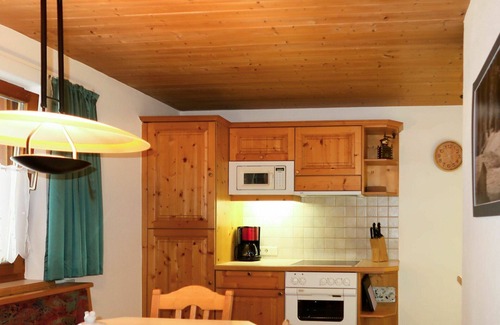 Kauns Apartment | Beautiful apartment for 6 guests with WIFI, TV, balcony, pets allowed and parking
