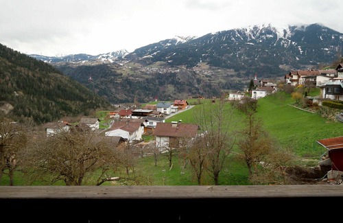 Kauns Apartment | Beautiful apartment for 6 guests with WIFI, TV, balcony, pets allowed and parking