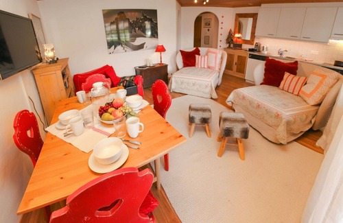 Saanen Apartment | Beautiful apartment for 4 guests with WIFI, TV, balcony and panoramic view