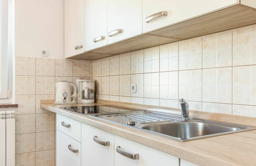 Nova Vas Apartment | Beautiful apartment for 4 people with WIFI, pool, A/C, TV, balcony and pets allowed