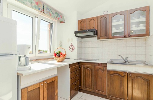 Nova Vas Apartment | Beautiful apartment for 4 people with pool, A/C, WIFI, TV, terrace and pets allowed
