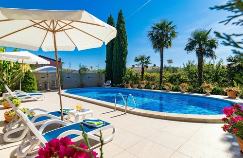 Nova Vas Apartment | Beautiful apartment for 4 people with pool, A/C, WIFI, TV, terrace and pets allowed