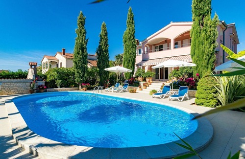 Nova Vas Apartment | Beautiful apartment for 4 people with pool, A/C, WIFI, TV, terrace and pets allowed