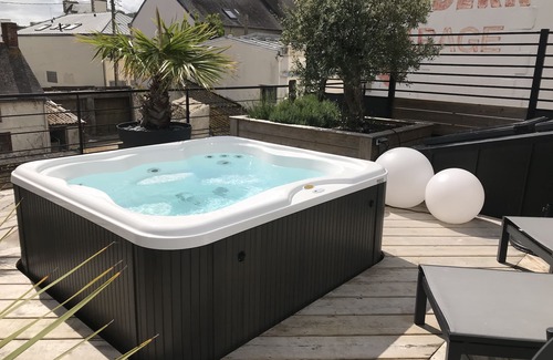 Concarneau Apartment | Beautiful Apartment T3 120 m2 + terrace 80m2 Jacuzzi secure parking space