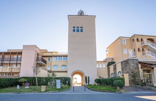 Le Dramont Apartment | Beautiful apartment for 6 people with WIFI, pool, TV, terrace and pets allowed