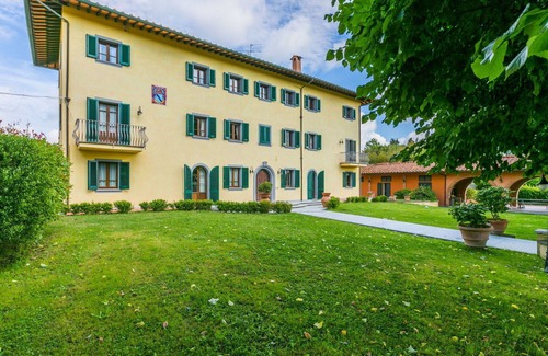 Fucecchio Villa | Beautiful apartment in villa with private pool, A/C, hot tub, WIFI, TV and pets allowed