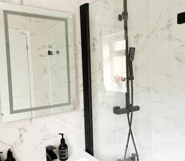 Custom House Apartment | Beautiful apartment in Beckton with Private Entrance and Garden