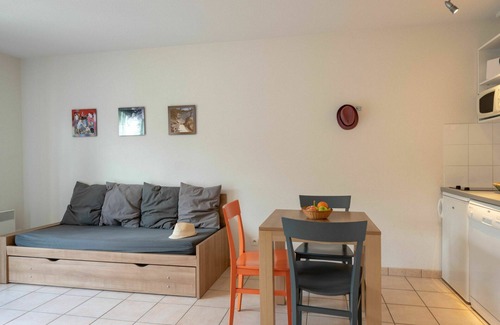 Saumur House | Beautiful apartment in villa for 3 guests with internet, pool, TV, terrace and pets allowed