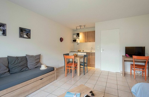 Saumur House | Beautiful apartment in villa for 3 guests with internet, pool, TV, terrace and pets allowed