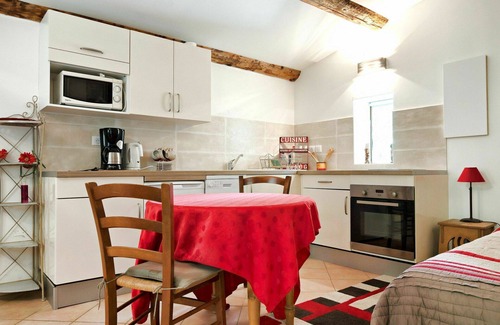 Sigonce Villa | Beautiful apartment in villa for 2 guests with WIFI, pool, A/C, TV, patio and pets allowed