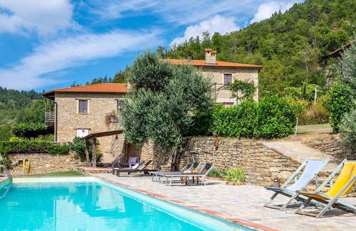 Cortemilia Villa | Beautiful apartment in villa for 2 guests with pool, WIFI, patio, pets allowed and parking