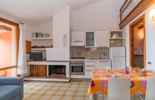 Sant'Elmo House | Beautiful apartment in villa for 4 guests with A/C, TV, terrace, pets allowed and parking