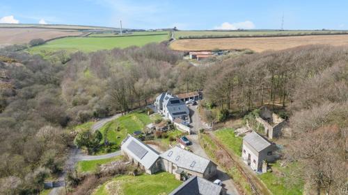 Ilfracombe House | Beautiful Barn Conversion with Games Room