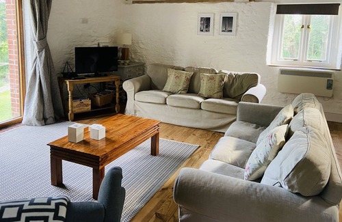 Barwick Cottage | Beautiful barn conversion with wood-burning stove