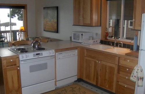 Coeur d'Alene House | Beautiful Beach Cottage, just steps to the Beach - Lake CDA-Driftwood Bay